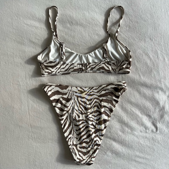 Good American Bikini in neutral tiger stripe (size M) - Picture 3 of 9